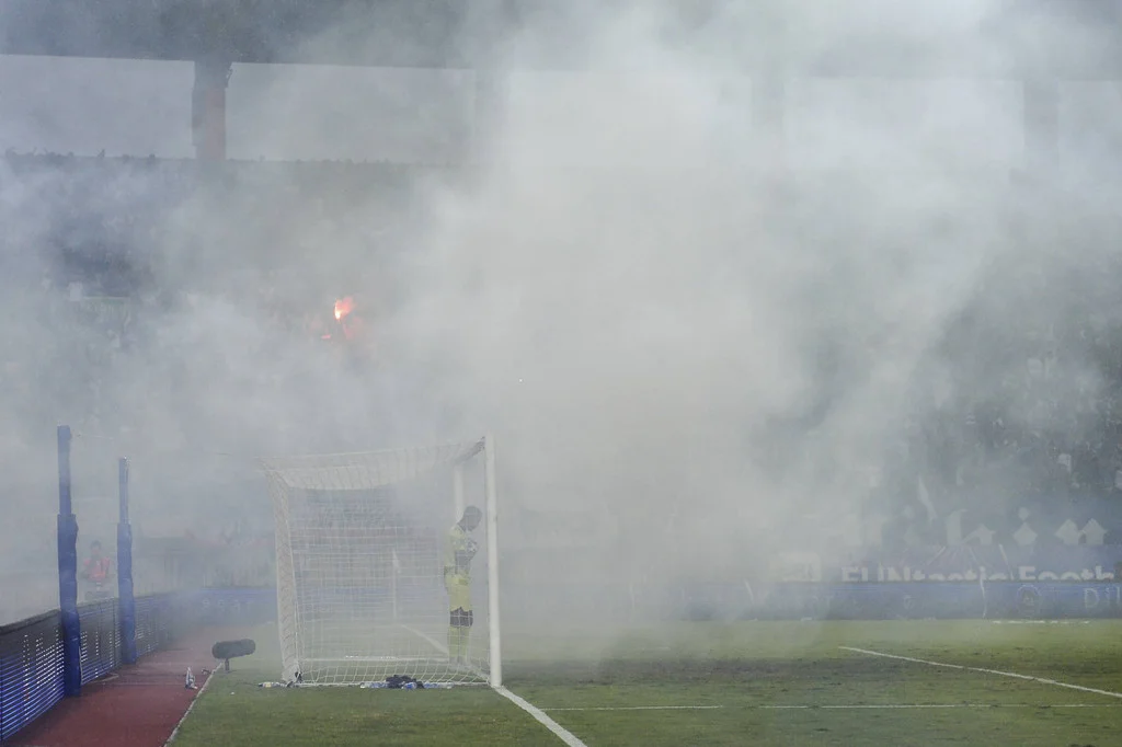 Foto: Raisan Al Farisi/ANTARA FOTO | Korban Kerusuhan di Laga Persib: Bagaimana Nasib Mereka? | Warna Muda Media