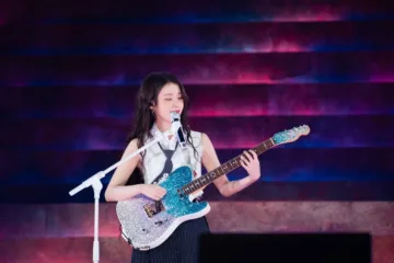 IU Bagikan Bantalan dan Teropong untuk Semua Penonton Konser | Warna Muda Media