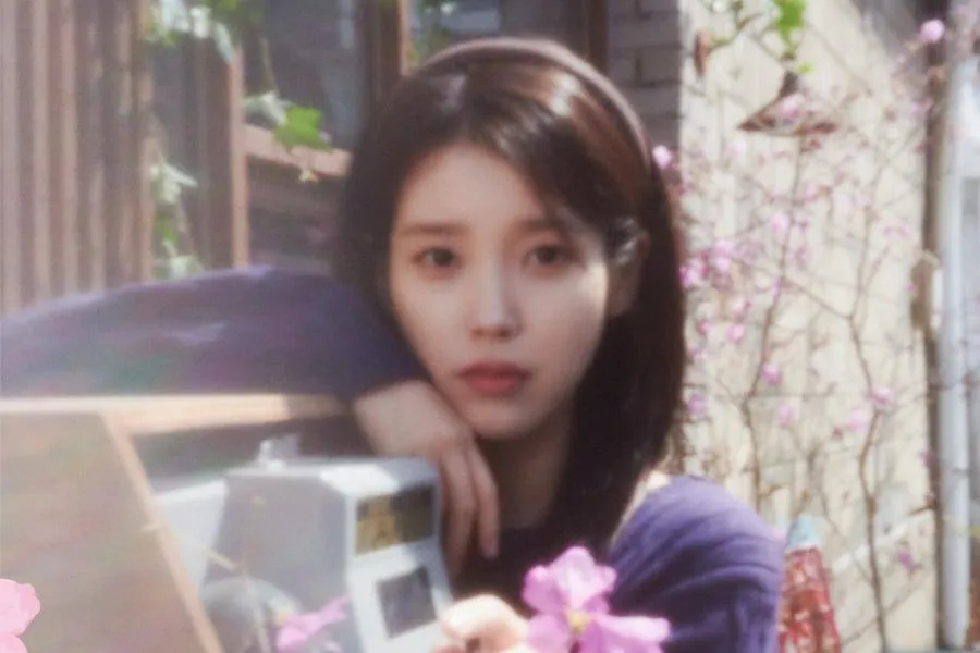 IU Umumkan Segera Rilis Album Remake 'Flower Bookmark 3'! | Warnamuda Media