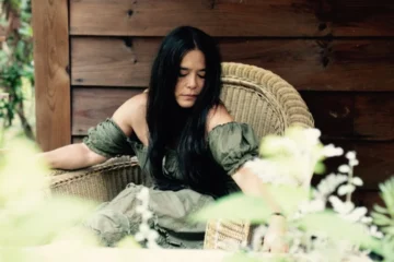 Setelah 9 Tahun, Rachael Yamagata Kembali dengan Starlit Alchemy | Warnamuda Media