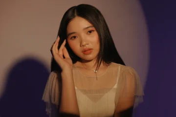 Aurelia Syaharani dan “Merakit Bahagia”: Suara Muda yang Bikin Hangat | Warnamuda Media