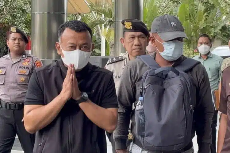 Warna Muda Mdia|Adik Bupati Digelandang Komisi Pemberantasan Korupsi karena Dugaan Suap?